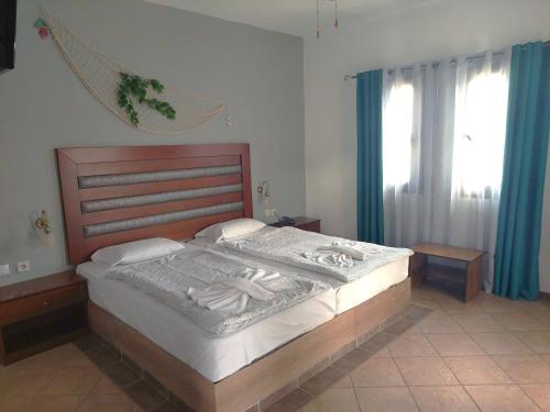 メタモルフォシにあるAmari Hotelのベッドルーム1室(木製ヘッドボード付きのベッド1台付)