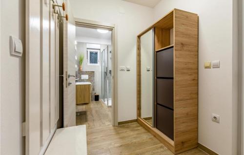 un couloir avec une porte et un miroir dans l'établissement 4 Bedroom Cozy Home In Marcana, à Marčana