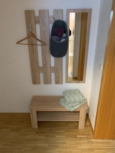 a room with a wooden bench and a mirror at Gasthaus Franz Inselkammer in Höhenkirchen-Siegertsbrunn