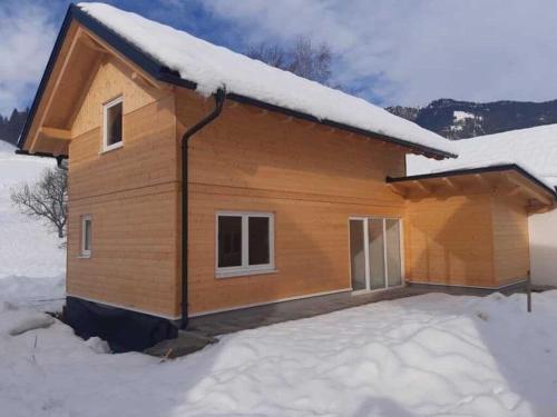 Felsenfest Cottage في كوتسخاخ: منزل مغطى بالثلج