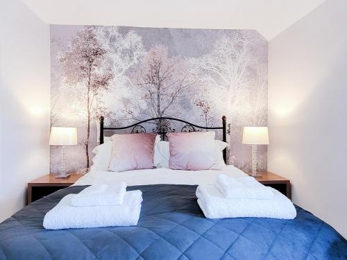 sypialnia z łóżkiem z dwoma białymi ręcznikami w obiekcie The Nook w mieście Bardon Mill