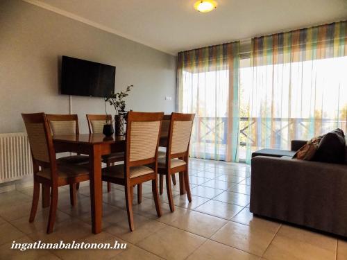 937 - Első emeleti klímás, két hálószobás vízközeli apartman