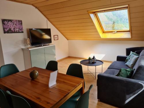 ein Wohnzimmer mit einem Sofa und einem Tisch in der Unterkunft Ferienhaus Am Reilsbach in Cochem
