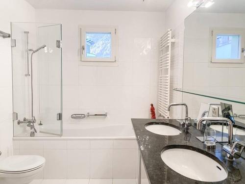 Et badeværelse på 4 1/2 Room Maisonette Apartment with great views