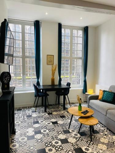 un salon avec un canapé et une table dans l'établissement Le Rituel St Maclou, hyper centre vue sur église, à Rouen