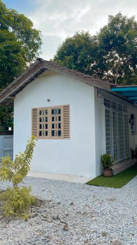 um edifício branco com uma janela em Kota Bharu RS Desa Roomstay em Kampong Haji Musa