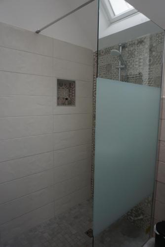 Un baño de Entre vignes et châteaux - charmante maison au calme, idéale pour famille ou entre amis - parking gratuit