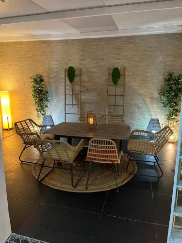 a table and chairs in a room with a wall at Vivenda do Cielo in Salga