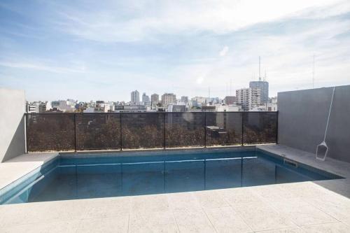 una piscina en la azotea de un edificio en STUDIO Fitz Roy - By HART en Buenos Aires