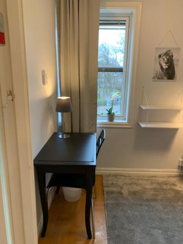 a black desk in a room with a window at Kungälv Longstay in Kungälv