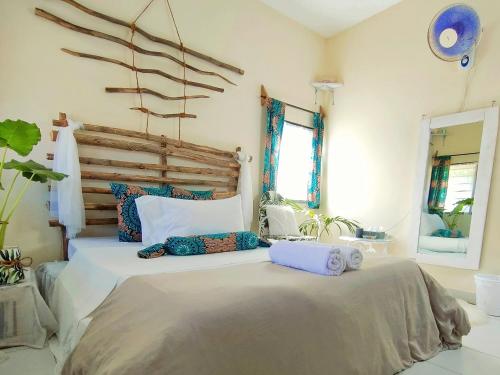 - une chambre avec un grand lit et 2 oreillers dans l'établissement Palm Paradise Loft, à Diani Beach