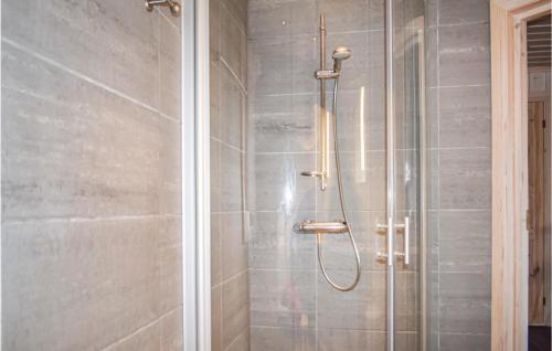 um chuveiro com uma porta de vidro na casa de banho em Cozy Home In Rjukan With Kitchen em Rjukan
