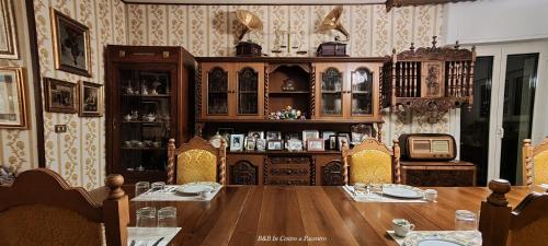 una sala da pranzo con tavolo e sedie in una stanza di B&B In Centro a Pacentro a Pacentro