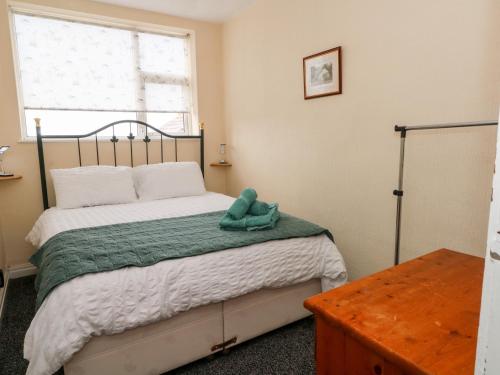 - une chambre avec un lit doté d'un ours en peluche dans l'établissement Apartment 3, à Lytham St Annes
