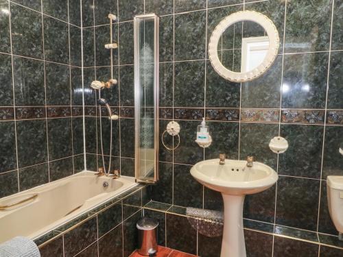 La salle de bains est pourvue d'une baignoire, d'un lavabo et d'une baignoire. dans l'établissement Apartment 3, à Lytham St Annes