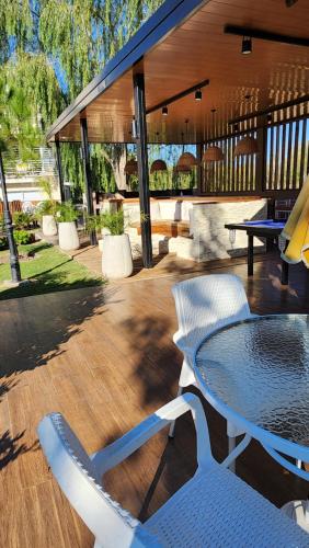 un patio con tavolo e sedie e un edificio di Terra y Rio a Gualeguaychú