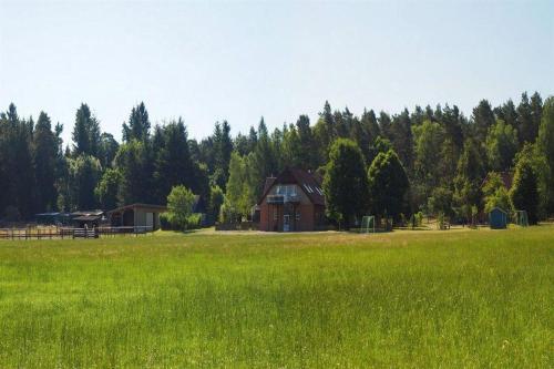 UnterlüßにあるSchröderhofの家屋を背景にした広大な緑地