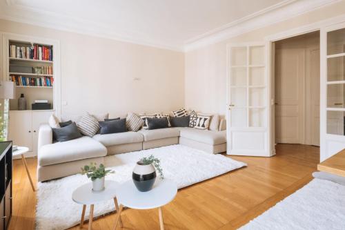 un salon avec un canapé et une table dans l'établissement Amazing & luminous 3bd for 6p at Luxembourg Garden, à Paris