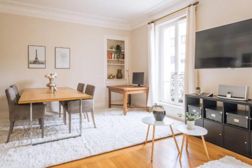 un salon avec une table et des chaises et une salle à manger dans l'établissement Amazing & luminous 3bd for 6p at Luxembourg Garden, à Paris