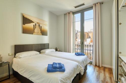 um quarto com uma cama com duas toalhas em Quiet Luxury 2-bed apartment for couples & families em Barcelona