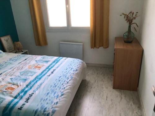 Llit o llits en una habitació de La chambre bleue