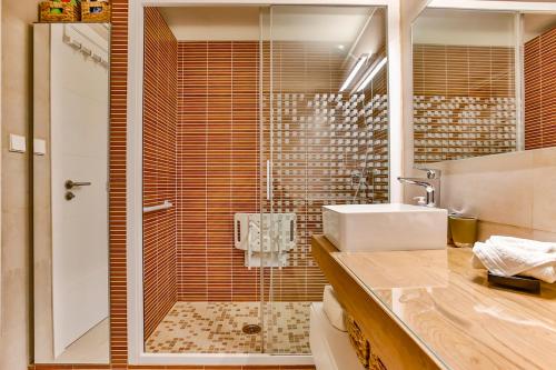 a bathroom with a shower and a sink at MAGNÍFICO APARTAMENTO - primera línea de mar in Calafell