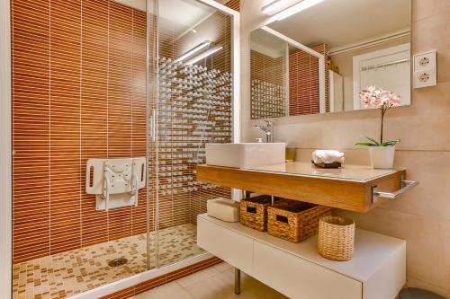 a bathroom with a sink and a shower at MAGNÍFICO APARTAMENTO - primera línea de mar in Calafell