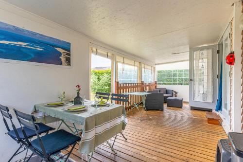 une salle à manger avec une table et des chaises dans une pièce dans l'établissement Mobilhome bord de mer Gujan Mestras, à Gujan-Mestras