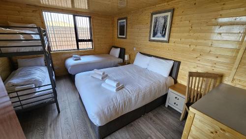 מיטה או מיטות בחדר ב-Standing Stones Lodge