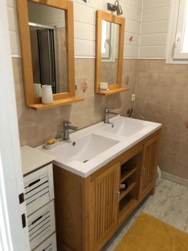 La salle de bains est pourvue d'un lavabo et d'un miroir. dans l'établissement La chambre bleue, à Jard-sur-Mer