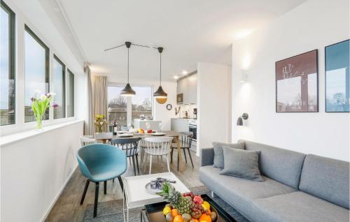 una sala de estar con un sofá y una mesa en Beach Front Apartment, en Lembruch
