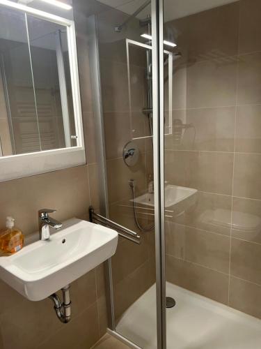 ein Bad mit einem Waschbecken und einer Dusche in der Unterkunft Holiday Home in Bremen