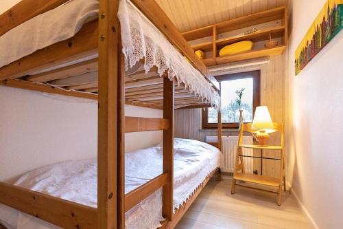 sypialnia z 2 łóżkami piętrowymi w domu w obiekcie Ferienhaus Schneider Wietze w mieście Wietze
