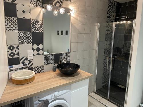 une salle de bain avec un lavabo et une douche dans l'établissement La Désirade, à Catllar