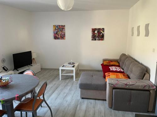 un salon avec un canapé et une table dans l'établissement La Désirade, à Catllar