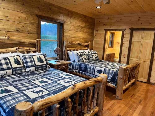Postel nebo postele na pokoji v ubytování * * 4 Master Bedrooms, Views, Theater, Arcade, EVC