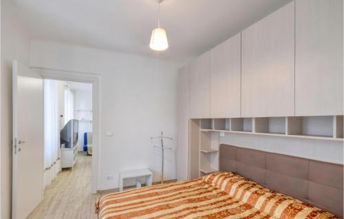 um quarto com uma cama grande e armários brancos em Cozy Apartment In Uscio With Wifi em Uscio
