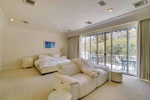 Χώρος καθιστικού στο 3 Mi to the Strip - Las Vegas Estate with Pool!