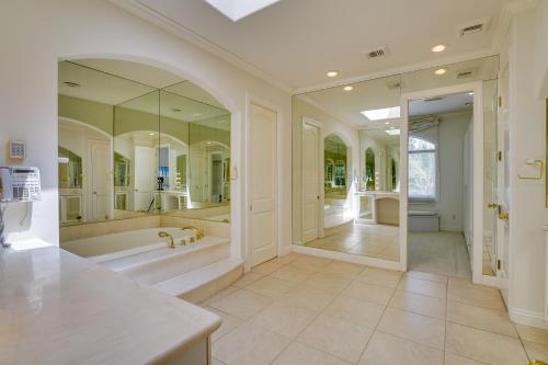 Ένα μπάνιο στο 3 Mi to the Strip - Las Vegas Estate with Pool!