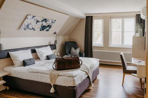 Postel nebo postele na pokoji v ubytování Maiers Johanniterbad Ringhotel Rottweil