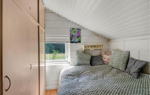 1 dormitorio en una casa pequeña con 1 cama en 2 Bedroom Gorgeous Home In Eskebjerg en Eskebjerg
