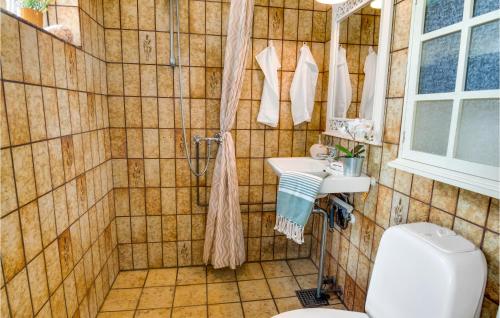 bagno piastrellato con servizi igienici e lavandino. di 2 Bedroom Gorgeous Home In Eskebjerg a Eskebjerg