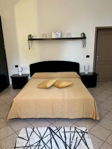 Un dormitorio con una cama con dos almohadas encima. en La Villa, Tiburtina Valley, en Roma