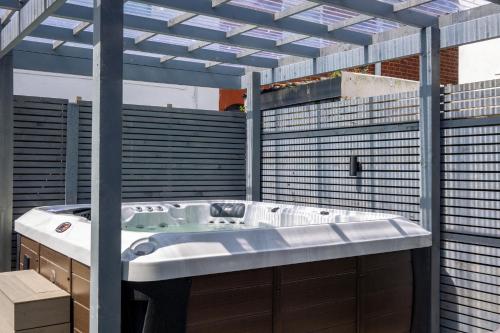 - bagno con vasca in un edificio di Exclusive House with Canadian Hot Tub a Great Yarmouth