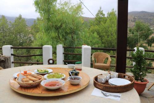 un tavolo con ciotole di cibo su un tavolo con vista di El Marqués, magnífica casa rural con piscina a Almería