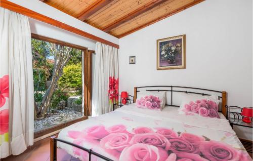 Giường trong phòng chung tại Awesome Home In Veli Losinj With House A Panoramic View