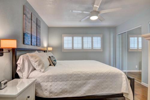 Schlafzimmer mit einem Bett und einem Deckenventilator in der Unterkunft 307B Steps from the sand! Freshly Decorated with Harbor Views in Oceanside
