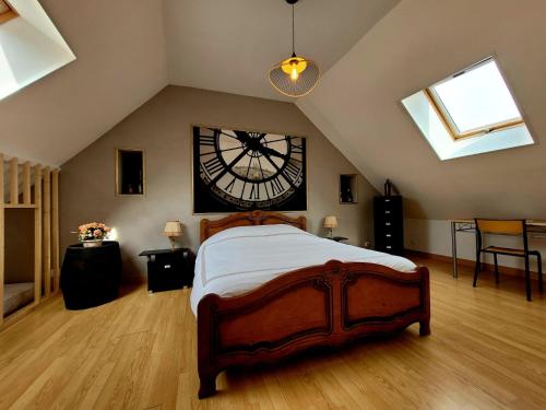 una camera da letto con un grande orologio sul muro di Au 1894 Loft a Avize