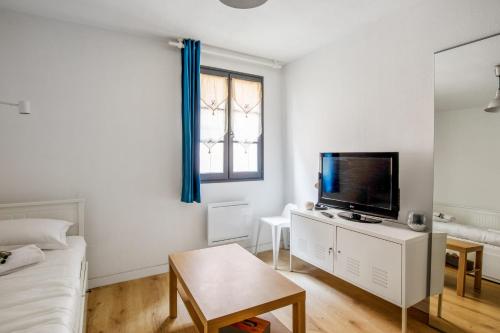 亞維儂的住宿－Charming studio in Avignon' city center - Welkeys，一间客厅,在白色的橱柜上配有电视