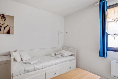 亞維儂的住宿－Charming studio in Avignon' city center - Welkeys，白色客房,配有蓝色窗帘的床